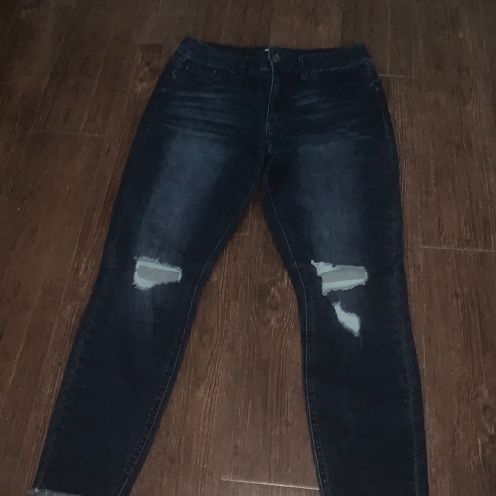 Women’s refuge distress at the knees, blue jeans